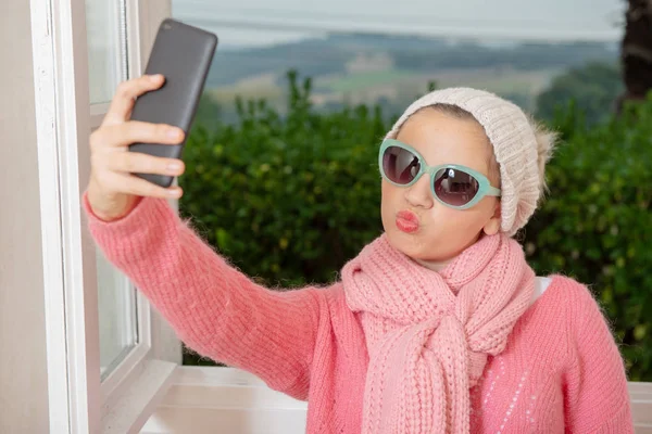 Adolescente Con Suéter Rosa Haciendo Una Selfie — Foto de Stock