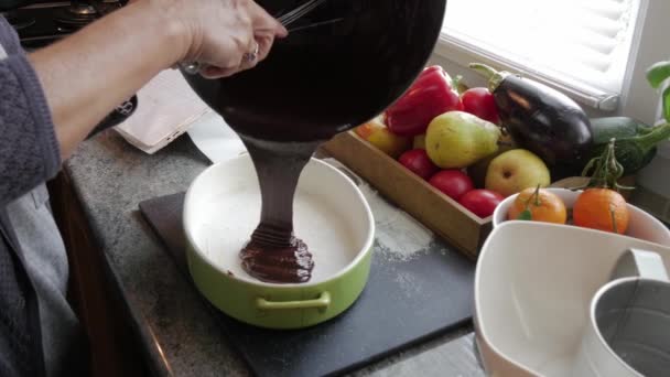Schokolade Für Einen Brownie Kuchen Zubereiten — Stockvideo