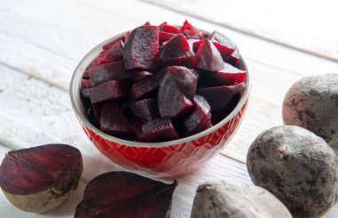 küçük bir kasede ev yapımı pancar salatası