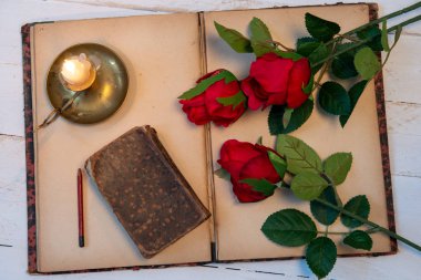bir kavram romantik, eski defter, gül ve küçük mum