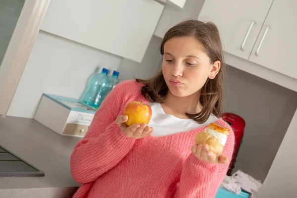 Ein Teenager Mädchen Mit Süßem Gebäck Und Bio Apfel — Stockfoto