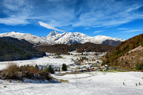 フランスのピレネー山脈のパノラマを背景にピック ミディ ビゴール — ストック写真