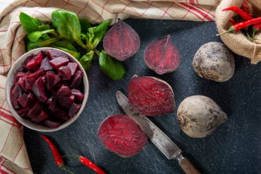 küçük bir kasede ev yapımı ham pancar salatası