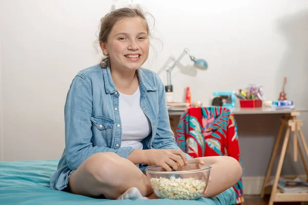 Giovane Ragazza Adolescente Seduta Sul Letto Mangiare Popcorn — Foto Stock