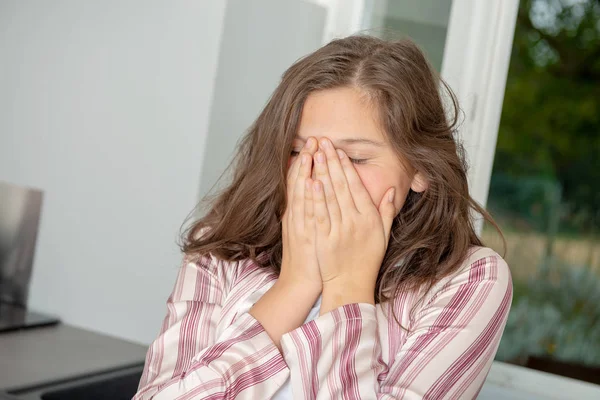 Een Vrij Lachende Meisje Keuken Thuis Wakker — Stockfoto