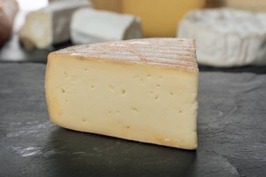 Kayrak bir plaka üzerinde bir Fransız MORBIER peynir