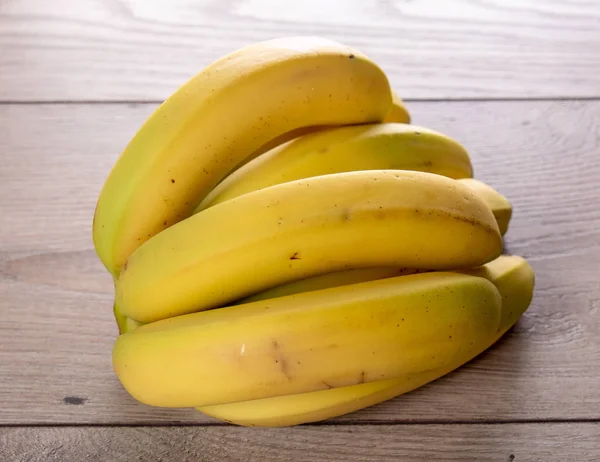 Некоторые Бананы Деревянном Столе — стоковое фото