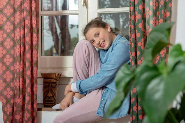 Porträt Eines Hübschen Teenagermädchens Fenster — Stockfoto