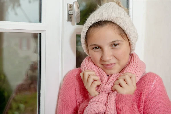 Een Tiener Meisje Met Een Roze Trui Hoed — Stockfoto