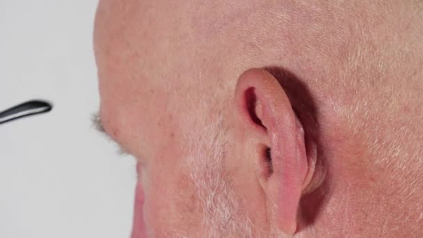 Primer Plano Oreja Hombre Pone Gafas Sol — Vídeos de Stock