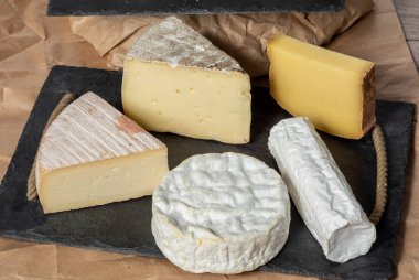 siyah plaka üzerinde farklı Fransız peynir