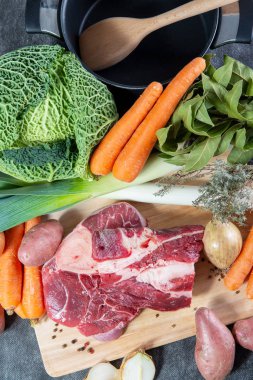 et ve sebze pot au feu hazırlanması için