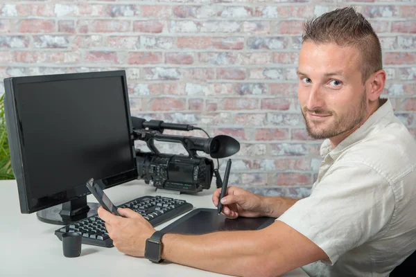 Man Video Editor Met Behulp Van Een Grafisch Tablet — Stockfoto