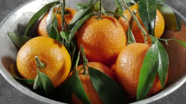 mandalina dönen yapraklarla closeup