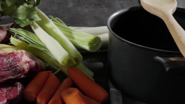 Κρέας Και Λαχανικά Για Την Προετοιμασία Του Pot Feu — Αρχείο Βίντεο