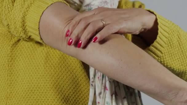 Zbliżenie Zbliżenie Kobieta Kobieta Ubrana Żółty Sweterek Bólem Łokcia — Wideo stockowe
