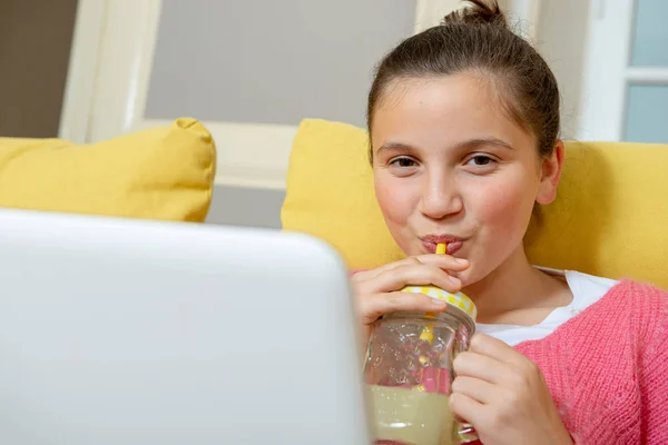 Uśmiechający Się Nastolatkę Laptopa Picia Sok Pomarańczowy — Zdjęcie stockowe