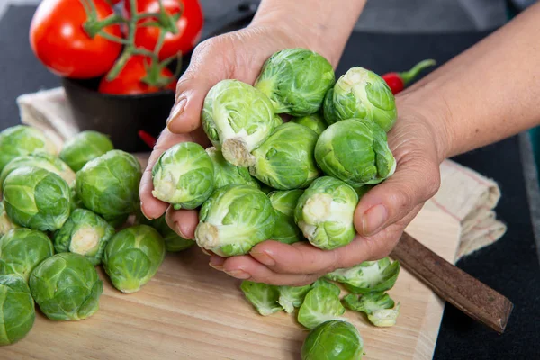 Close Woman Hand Brussels Sprouts — Stok Foto