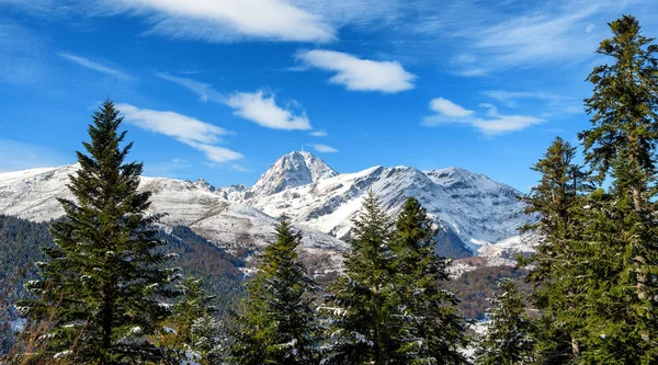 Pic とフランスのピレネー山脈のモミの木の背景でミディ ビゴール — ストック写真