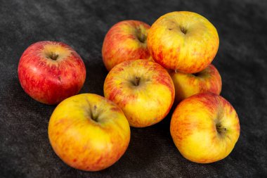 güzel kırmızı ve sarı organik elma