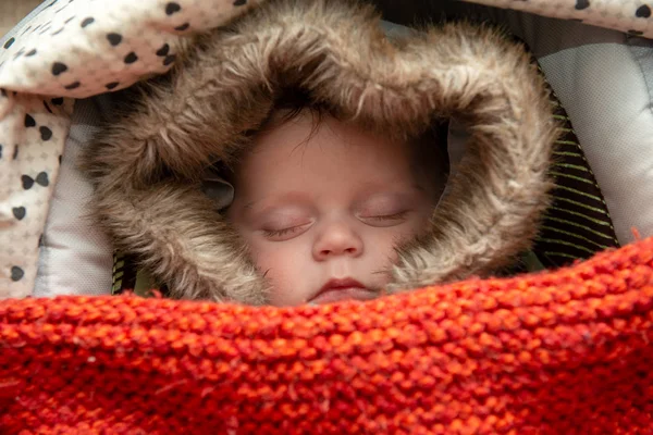 Een Jonge Jongen Slapen Kinderwagen — Stockfoto