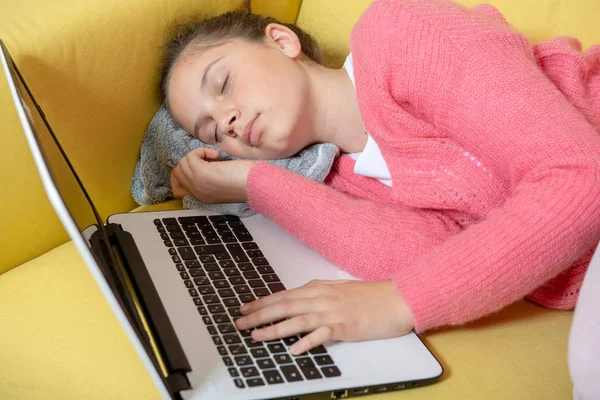 Een Jonge Tiener Slaap Met Een Laptop — Stockfoto