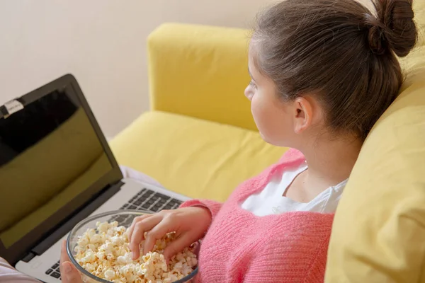 Tonårig Flicka Använder Bärbar Dator Och Äta Popcorn — Stockfoto