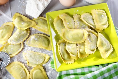 Ricotta peyniri ve ıspanakla doldurulmuş geleneksel İtalyan mantısı.