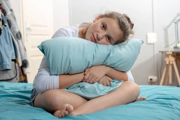 Yatağında Yastığı Olan Düşünceli Bir Genç Kız — Stok fotoğraf