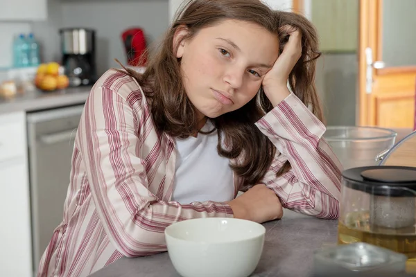 Een Behoorlijk Ongelukkig Meisje Keuken Thuis Wakker Worden — Stockfoto