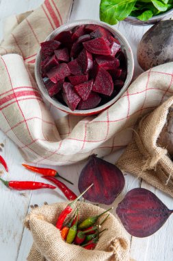 Küçük kasede ev yapımı çiğ pancar salatası.