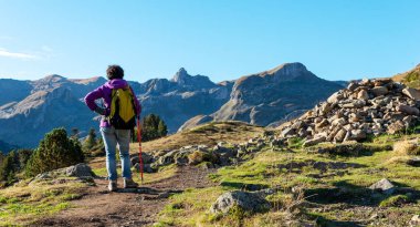 PIC Ossau yakınındaki Pyrenees dağlarda yürüyüş bir kadın uzun yürüyüşe çıkan kimse