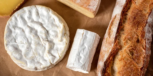 Queijo Camembert Tradicional Normandia Francês Com Pão — Fotografia de Stock