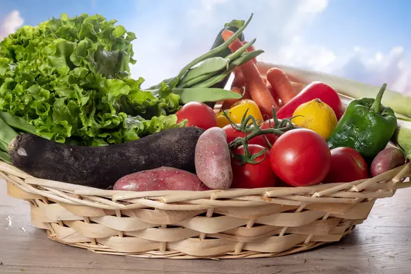 Una Canasta Con Las Diferentes Verduras Temporada —  Fotos de Stock