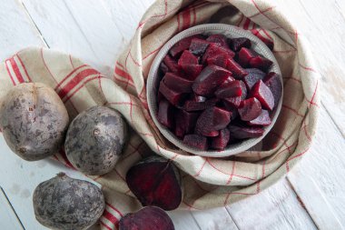 küçük bir kasede ev yapımı pancar salatası