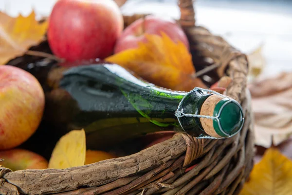 Een Mand Met Fles Cider Heerlijke Appels Herfstbladeren — Stockfoto