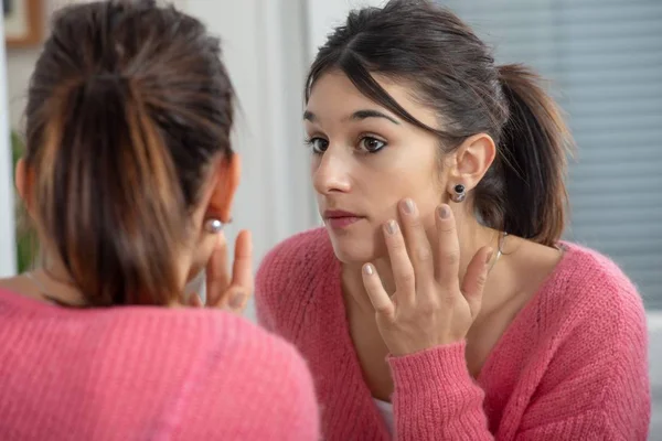 Une Belle Jeune Femme Brune Qui Regarde Dans Miroir — Photo