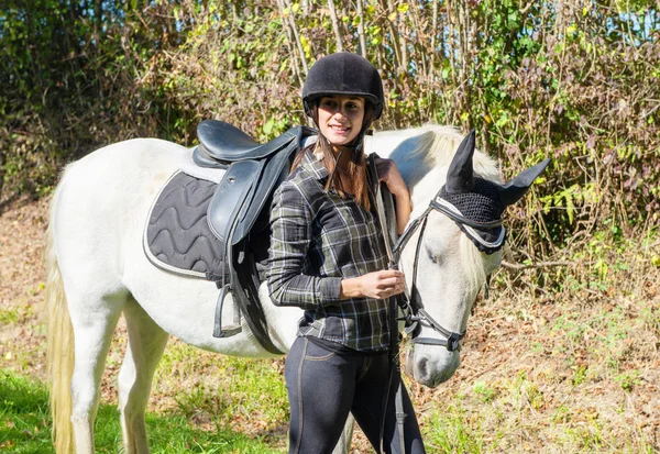 Uma Jovem Mulher Piloto Com Cavalo Branco — Fotografia de Stock