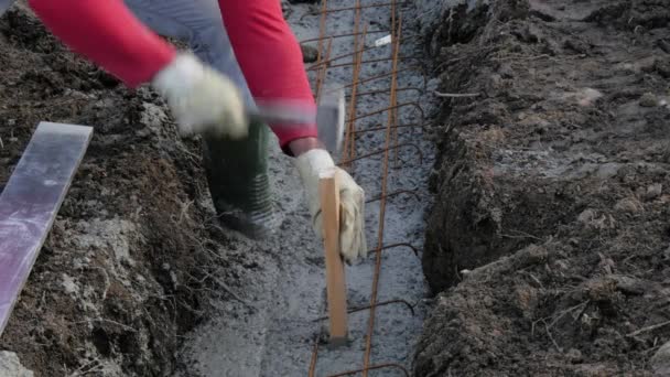 Vrijmetselaars Bouwen Een Muur Met Beton — Stockvideo