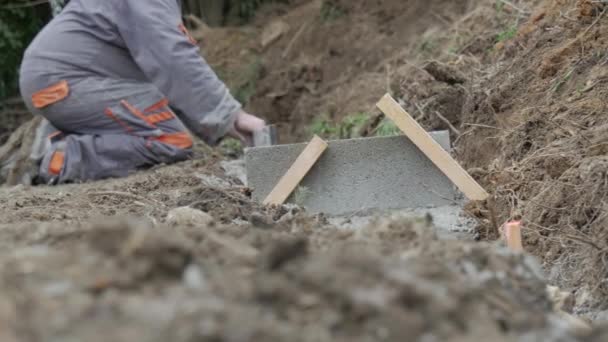 Masons Buduje Mur Betonu — Wideo stockowe