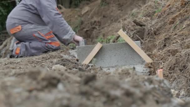 Vrijmetselaars Bouwen Van Een Muur Met Beton — Stockvideo