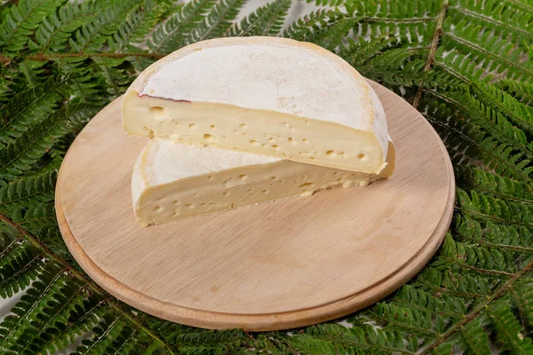 フランス産チーズ ルブロションのクローズ アップ — ストック写真