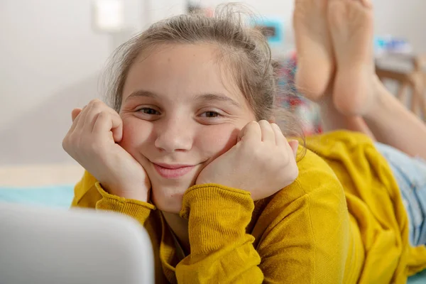 Adolescente Sonriente Acostada Cama Usando Una Computadora Portátil — Foto de Stock