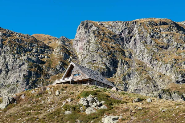 bir sığınak ile bir dağ manzarası