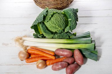 bir Fransız pot au feu hazırlanması için mevsim sebzeleri