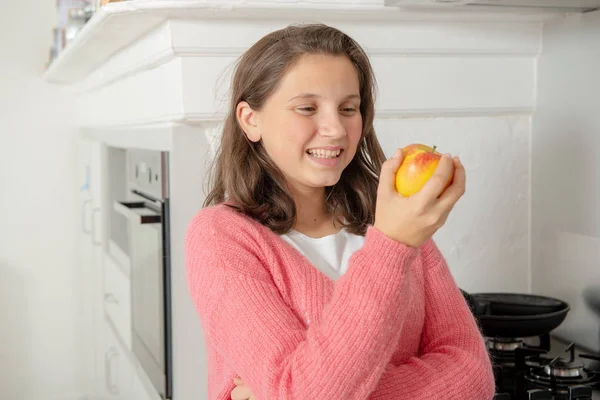 Una Giovane Adolescente Che Mangia Una Mela — Foto Stock