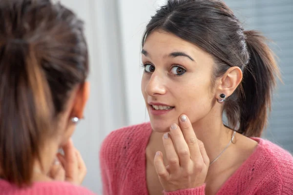 Une Jeune Femme Brune Maquillant Dans Miroir — Photo