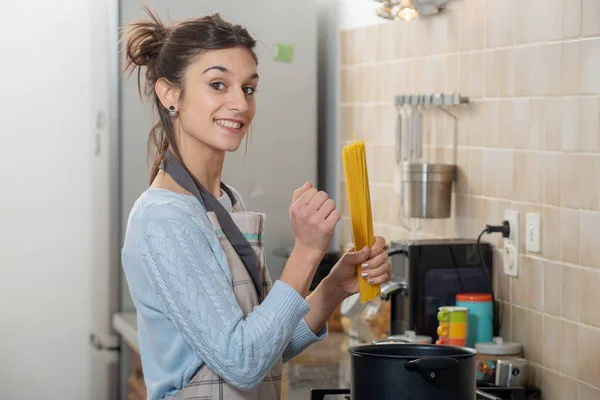 Une Jolie Jeune Femme Brune Cuisine Dans Cuisine — Photo