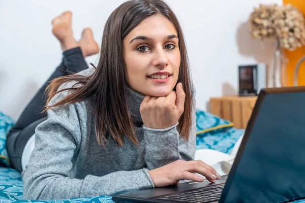 Joven Morena Acostada Cama Usando Portátil — Foto de Stock