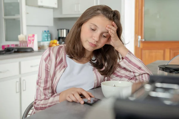 Ochtend Tiener Meisje Met Behulp Van Een Smartphone Keuken — Stockfoto